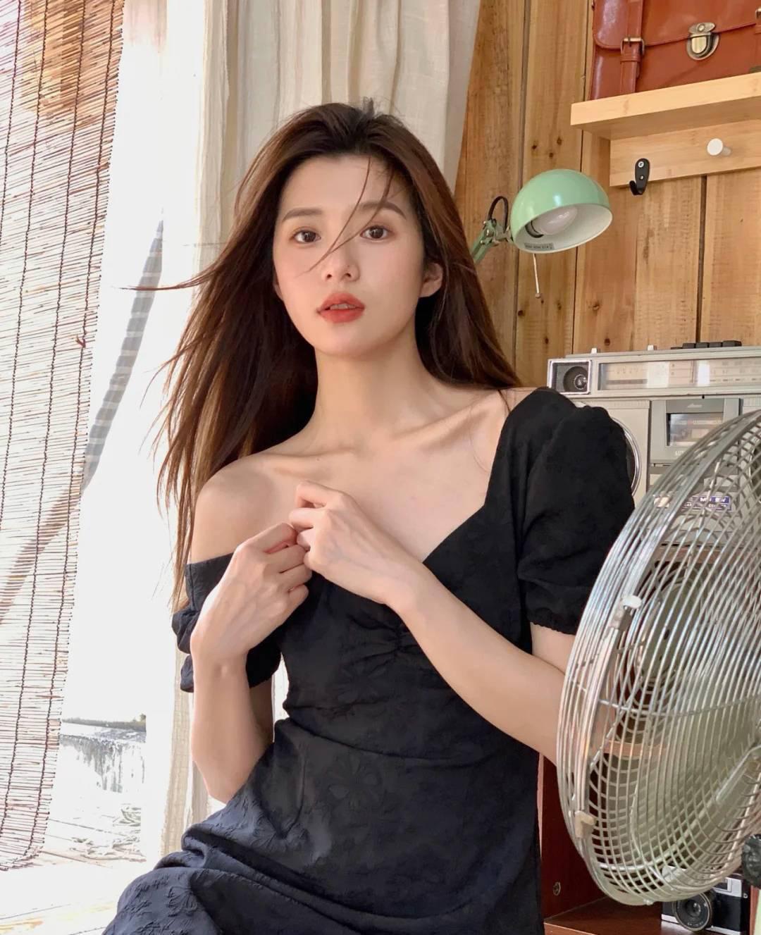 温柔如女友的粉嫩学生妹