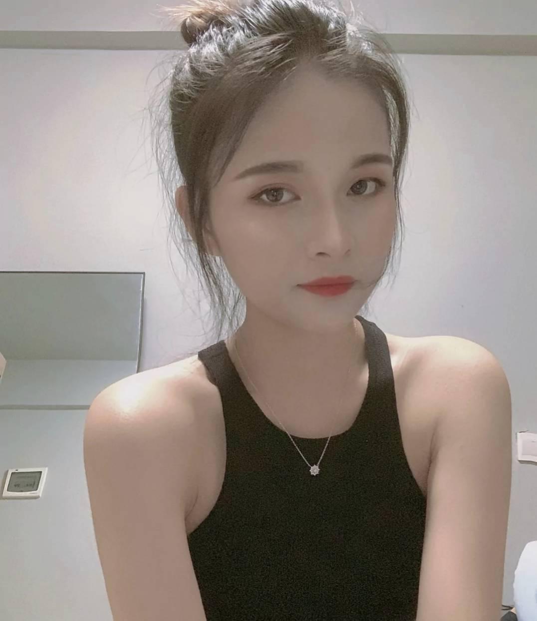 皮肤白 水多身材超棒，服务超热情的兼职学妹